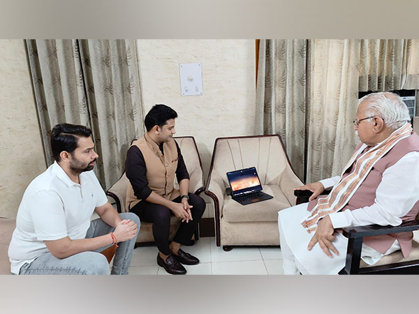Manoj Muntashir meets Chief Minister Manohar Lal Khattar (Image source/ANI)