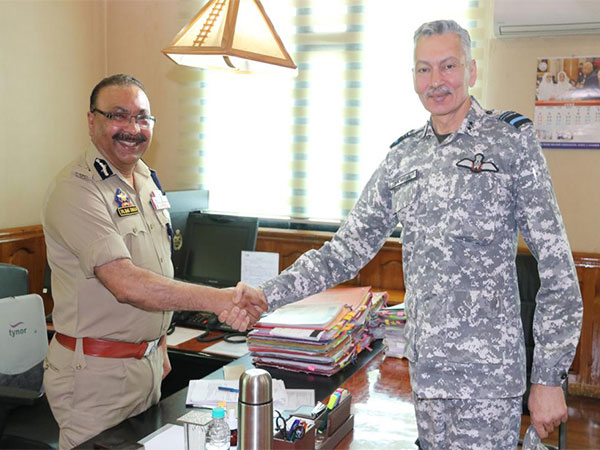 Air Vice Marshal Vohra calls on DGP at Srinagar (Photo/ANI)