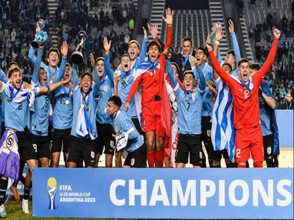 Uruguay celebrating after winning the title (Trophy: Photo/FIFAcom)