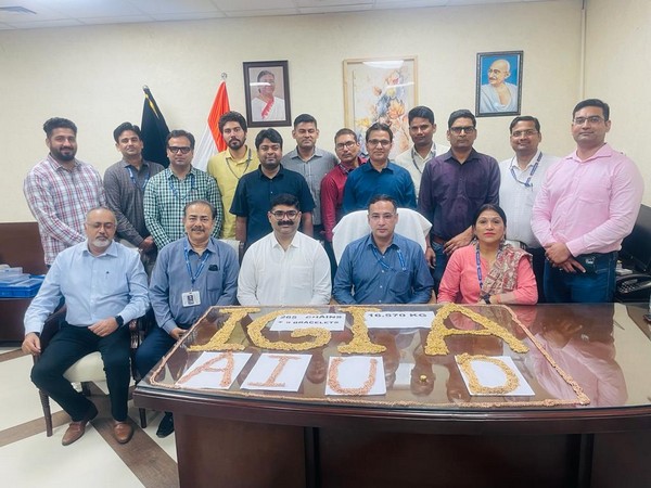 Delhi Customs seized 16.570 kg of gold from an Uzbek national ( Photo Twitter/@AirportGenCus)