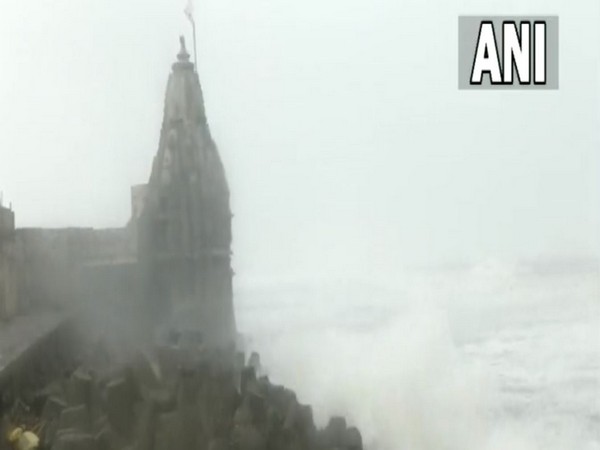High tidal waves hit Gujarat coast (Photo/ANI)