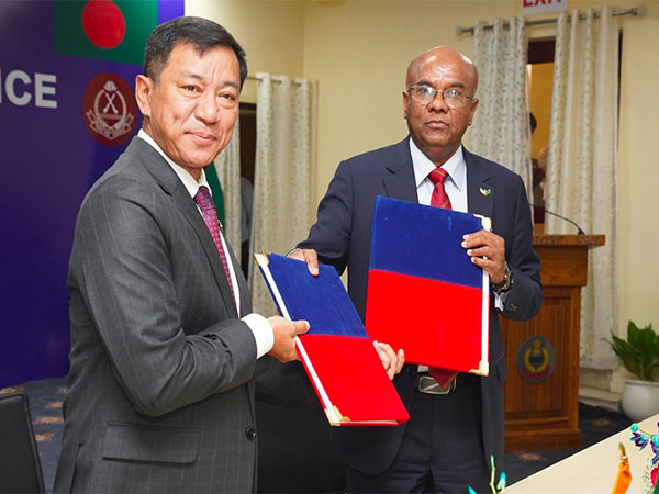 Former BSF DG Sujoy Lal Thaosen and BGB DG Major General A K M Nazmul Hasan (Image Credit: Twitter@BSF)