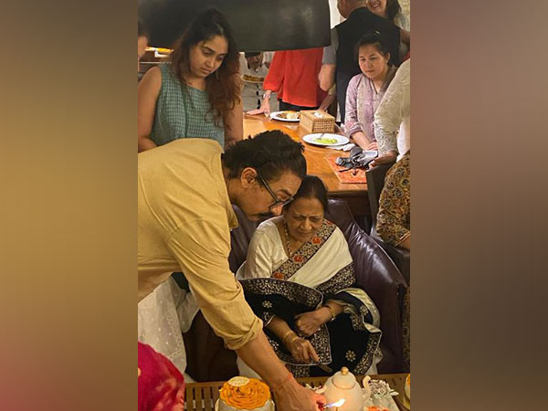 Aamir Khan celebrates his mother's birthday (Image source: Instagram)