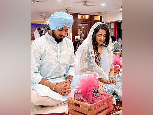 Singer Asees Kaur with her fiance Goldie Sehgal (Image source: Twitter)