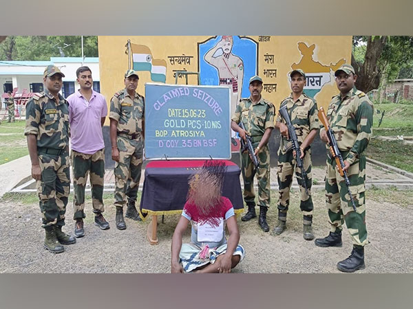 Gold smuggler arrested by BSF in Murshidabad (ANI)