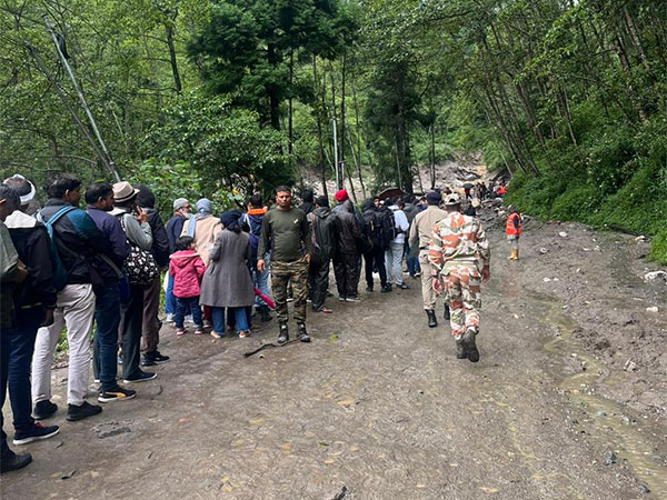 Stranded tourists being shifted (Photo credit/ Sikkim Police)