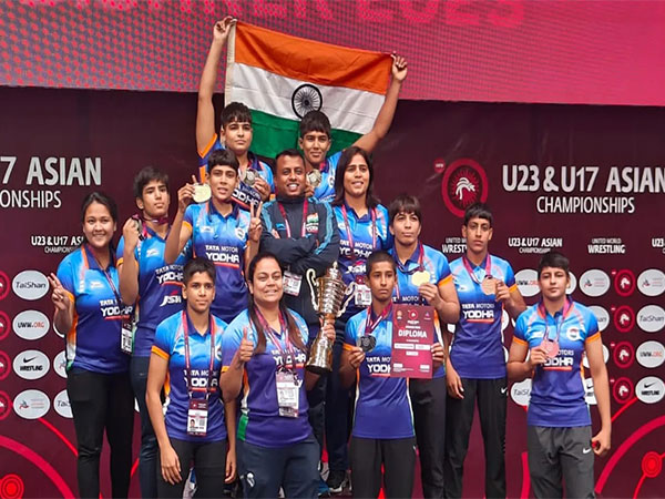 The Indian contingent with the trophy. (Photo- SAI/Olympics.com)