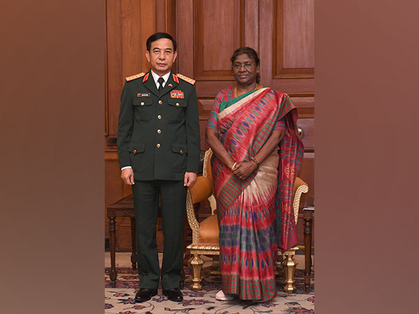 Vietnam Defence Minister General Phan Van Giang (left) and President Droupadi Murmu (right) (Photo/ANI)