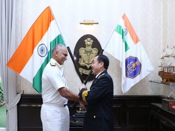 India's Naval Staff Chief Admiral R Hari Kumar with his Vietnam's counterpart (Image Credit: Twitter/@indiannavy)