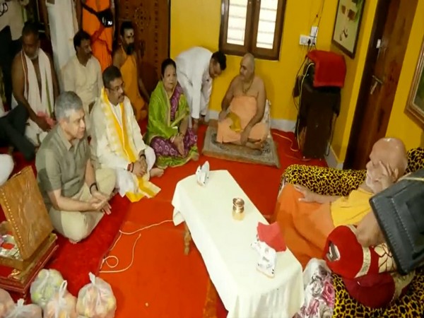 Union Ministers Ashwini Vaishnaw and Dharmendra Pradhan with Puri Shankaracharya Swami Nischalananda Saraswati (Photo/ANI)