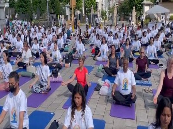 Yoga enthusiasts performing yoga in Tokyo on the 9th International Day of Yoga(Photo Credits: Twitter/@IndianEmbTokyo)