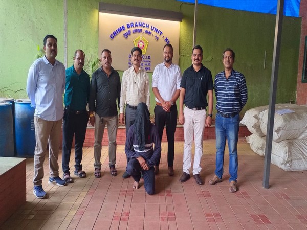 Crime Branch officials with accused (Photo/ANI)