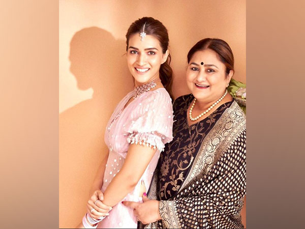 Kriti Sanon and her mother Geeta Sanon (Image source: Instagram)