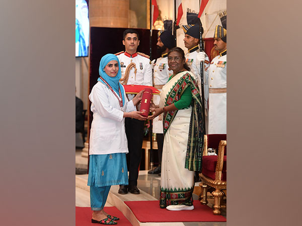 President Droupadi Murmu presents National Florence Nightingale Awards 2022-23 (Photo: Twitter/@rashtrapatibhvn)