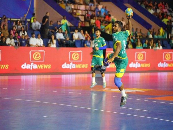 Kailash Patel of Telugu Talons in action against Garvit Gujarat in Premier Handball League (Image: PHL)
