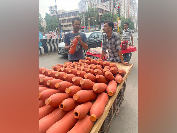 Clay bottle being sold in Bhopal (Photo/ANI)