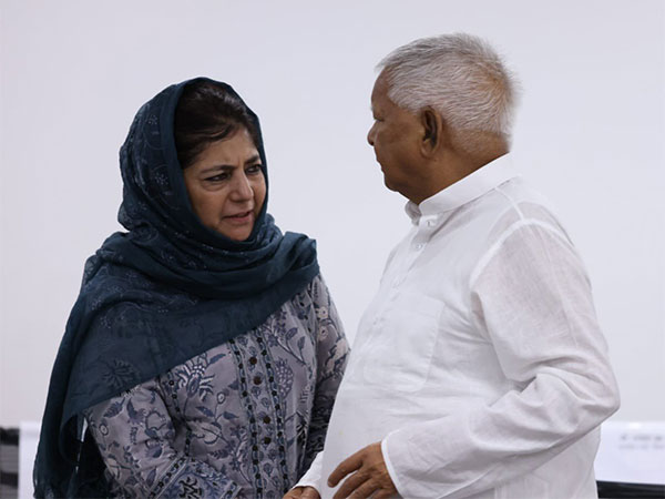 Mehbooba Mufti with Lalu Prasad Yadav (Photo: Twitter/@MehboobaMufti)