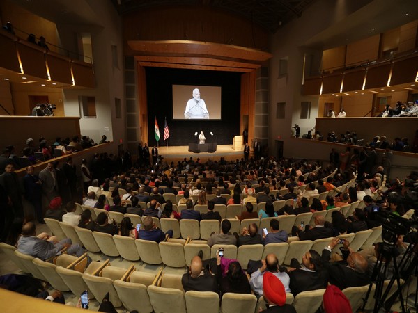PM Narendra Modi interacting with Indian diaspora at Ronald Reagan Centre in Washington DC on Friday (Photo Credit: Twitter/MEAIndia)