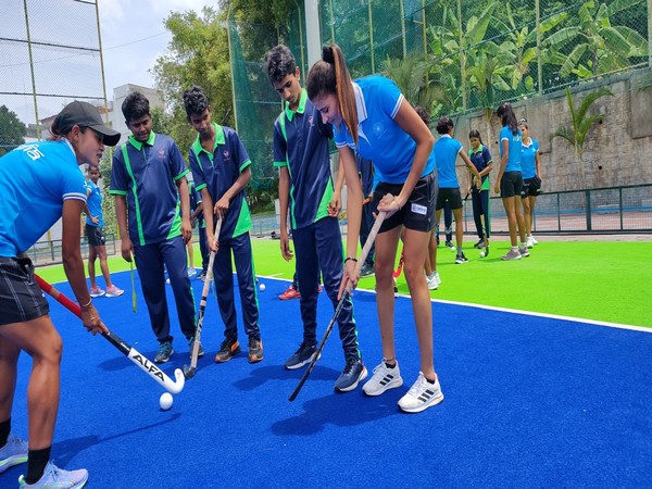Indian women's hockey team players Sharmila and Shushila teaching kids (Image: HI)