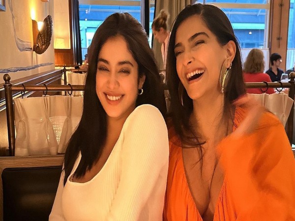 Janhvi Kapoor and Sonam Kapoor (Image source: Twitter)