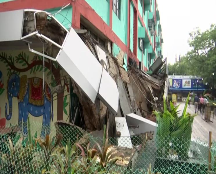Portion of building collapsed in RK Puram (Photo/ANI)