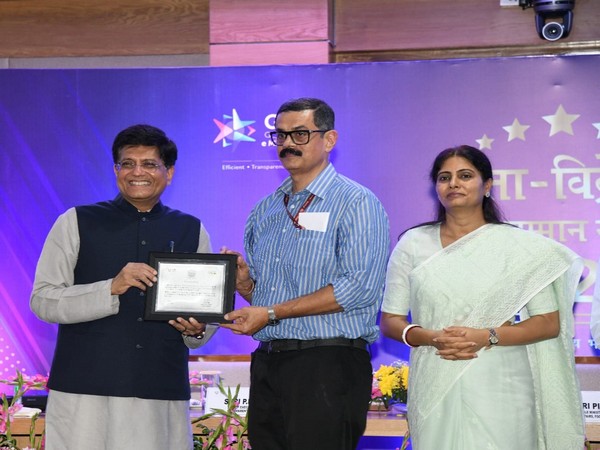Rajiv Wadhawan receives the award from Union Minister Piyush Goyal (Photo/ PIB)