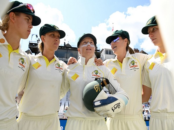 Australian skipper Alyssa Healy (in middle) (Image: cricket.com.au) 