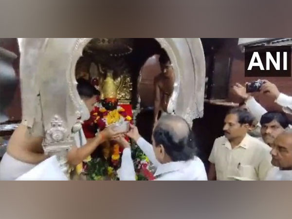 Telangana CM KCR offers prayers at Shri Vitthal Rukmini Temple in Maharashtra's Solapur. (ANI/photo)