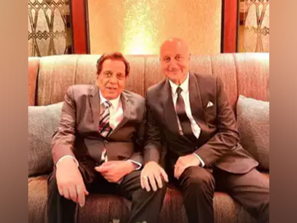 Dharmendra and Anupam Kher (Image source: Instagram)