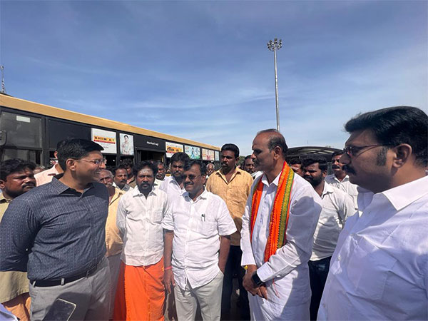 Union Minister A Narayanaswamy inspects Periyar Bus Stand (Photo Credit - Twitter/A Narayanaswamy)