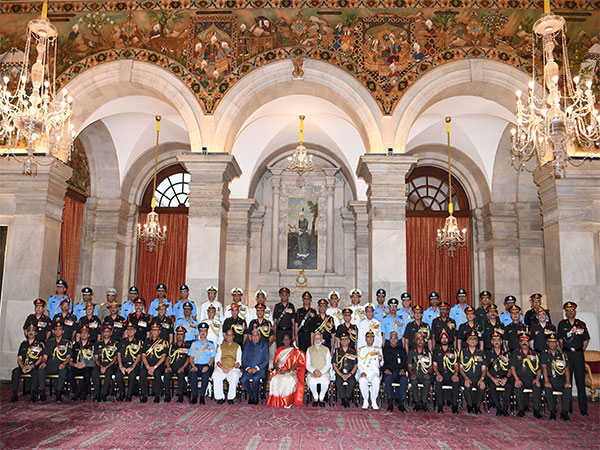 President Murmu confers 84 distinguished service awards (Photo: Twitter/@rashtrapatibhvn)