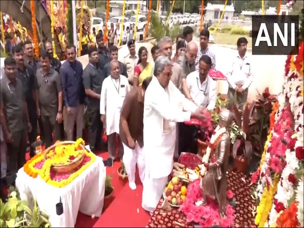 Karnataka Chief Minister Siddaramaiah pays tribute to Bengaluru founder Kempegowda, . (Photo/ANI)