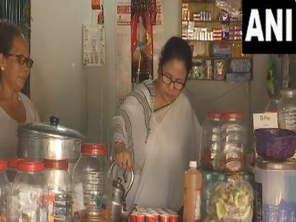 West Bengal Chief Minister Mamata Banerjee makes tea at a tea stall as part of her campaign for the upcoming West Bengal Panchayat polls, at Malbazar, in Jalpaiguri. (ANI /Photo)