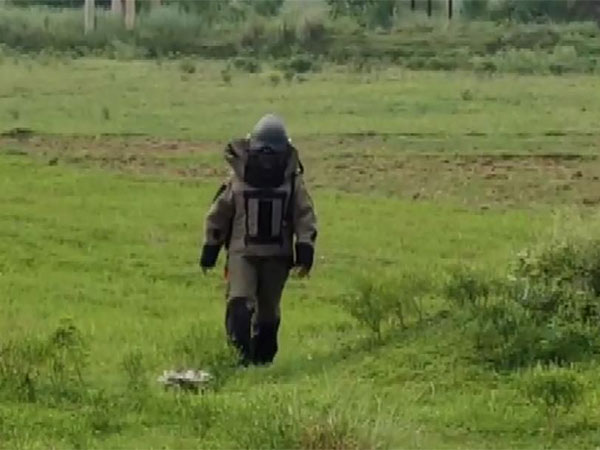 Police defuse bomb in Murshidabad (Photo/ANI)