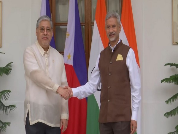 External Affairs Minister S Jaishankar with Philippines Foreign Affairs Secretary Enrique Manalo (Photo/ANI)