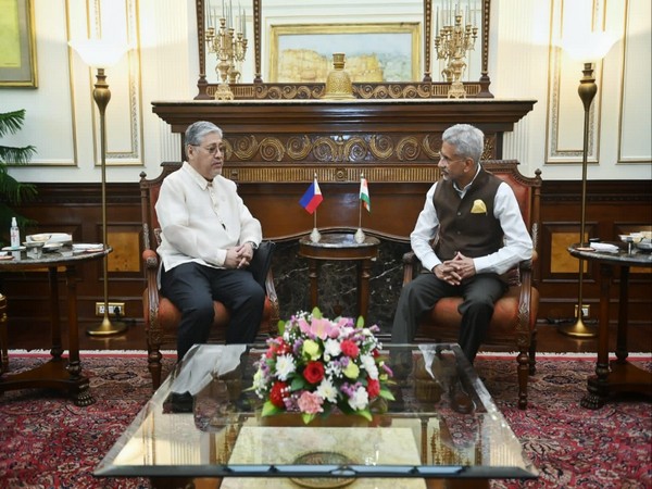 External Affairs Minister S Jaishankar with Philippines Foreign Affairs Secretary Enrique Manalo (Photo/Twitter @DrSJaishankar)