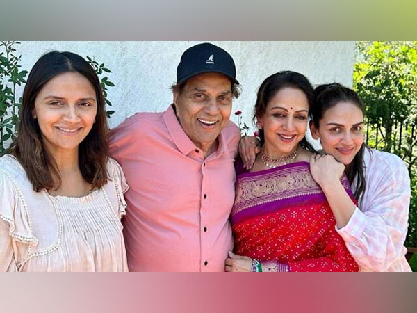 Dharmendra with wife Hema Malini, daughters Esha Deol, Ahana Deol (Image source: Instagram)