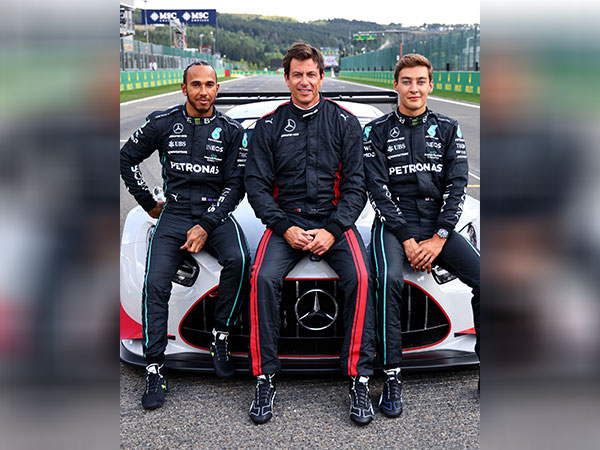 Lewis Hamilton, Toto Wolff (in middle) and George Russell (Photo: Mercedes-AMG PETRONAS F1 Team/ Twitter)