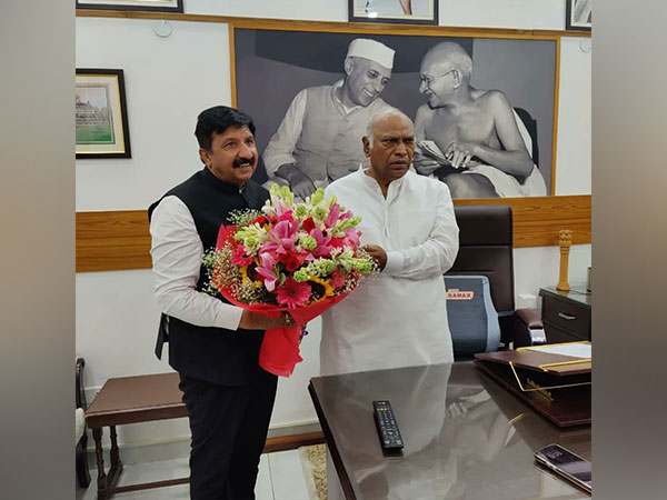 Himachal Pradesh Deputy Chief Minister Mukesh Agnihotri meets Congress President Mallikarjun Kharge(Photo: Twitter: @Agnihotriinc)