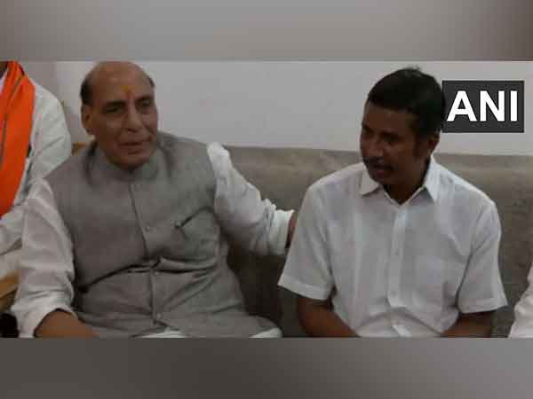 Defence Minister Rajnath Singh and Padma Shri Ajay Mandavi. (Photo/ANI)