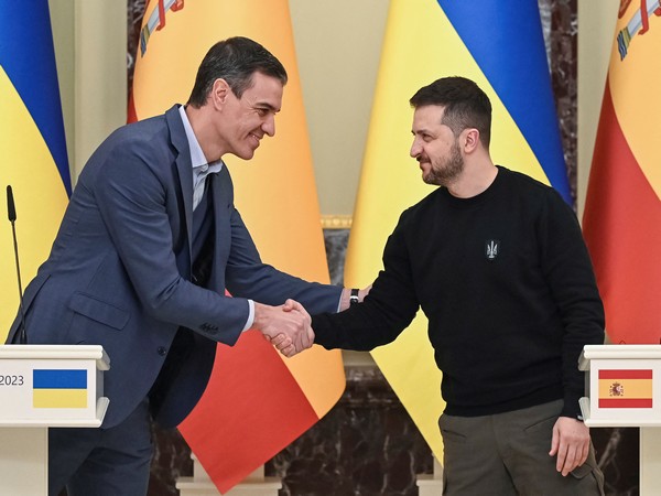 Spanish PM Pedro Sanchez and Ukrainian President Volodymyr Zelenskyy (Photo credit: Reuters)