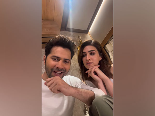 Kriti Sanon, Varun Dhawan (Image Source: Instagram)