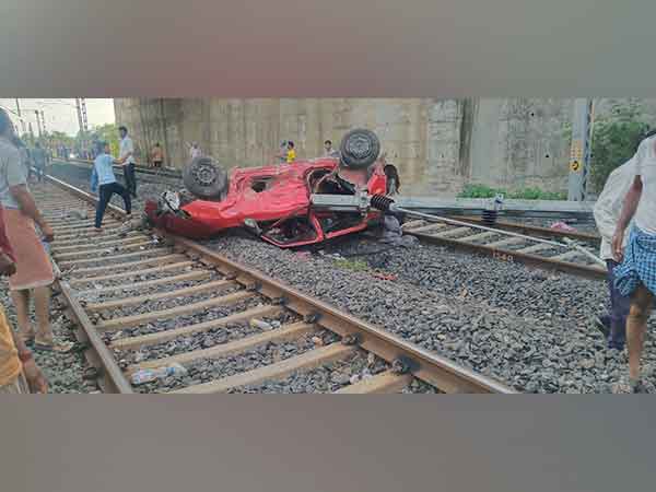 Car veers off flyover in Nagpur and fell on railway track(Photo/ANI)