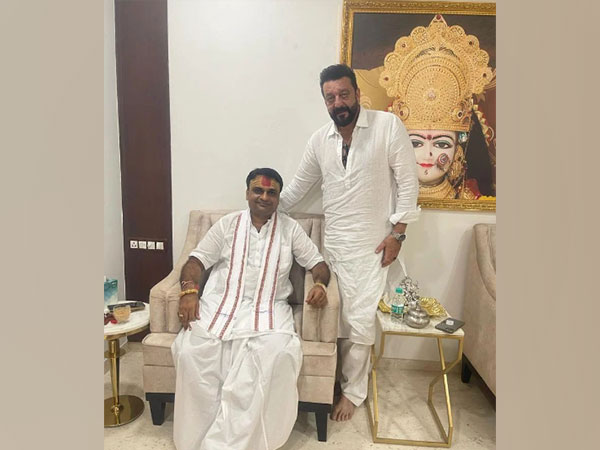 Sanjay Dutt with his guru (Image source: Instagram)