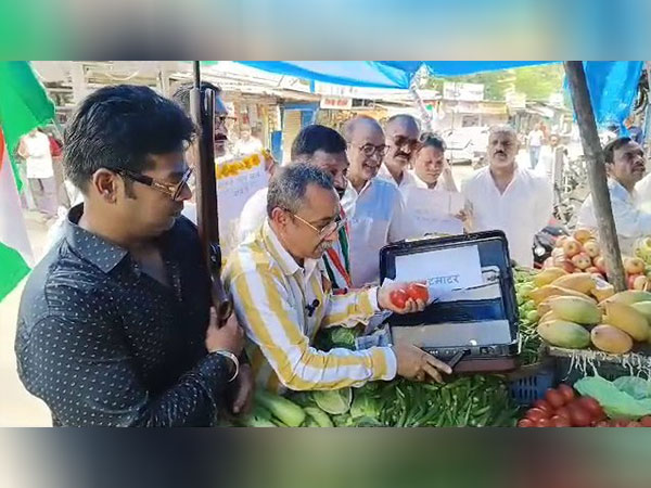 Congress leaders buying the vegetables in Bhopal (Photo/ANI)