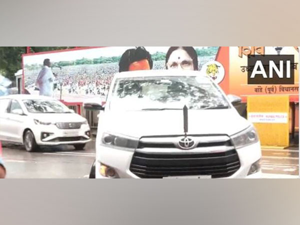 Shiv Sena (UBT) faction leaders start arriving for meeting at 'Matoshree' (Photo/ANI)