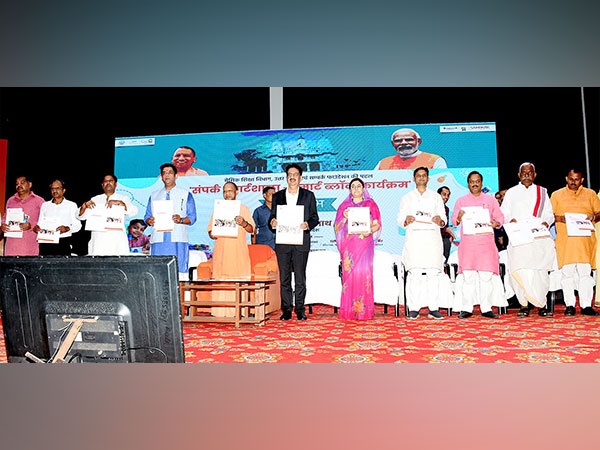 CM Yogi inaugurates 'Sampark Smartshala: Smart School-Smart Block' program. (Photo Credit - Twitter: @myogiadityanath)