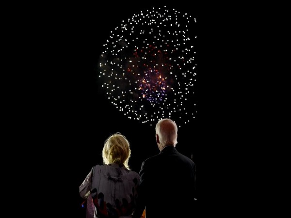 US President Joe Biden and first lady Jill Biden enjoying fireworks (Twitter/@POTUS)
