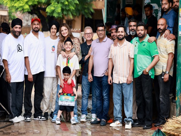 Gippy Grewal, Shinda Grewal and 'Shinda Shinda No Papa' team (Image Source: Instagram)