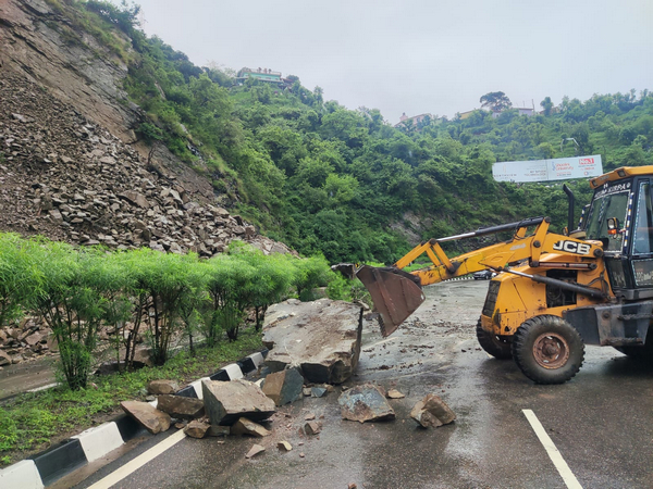 Restoration of vehicular movements by officials following a lanslide in Solan, Himachal Pradesh(Photo/ANI)